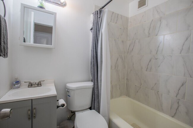 Building Photo - Cozy 1 BR/1 BA Apartment in Congress Heights!