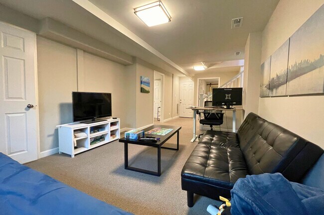 Building Photo - 3727 N Lakewood Ave