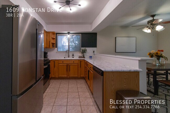 Building Photo - 1609 Ronstan Dr