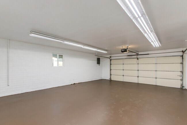 Building Photo - Beautiful 4 Bedroom, 3 Bath Home on an Oversized 18,000 Sq Ft Lot