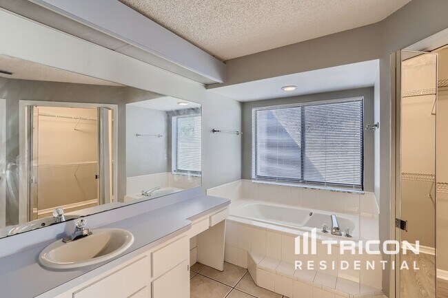 Building Photo - 11327 Rainbow Woods Loop