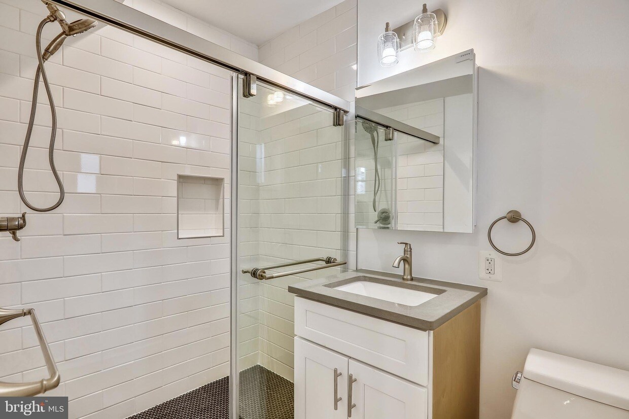 Building Photo - 314 Varnum St NW