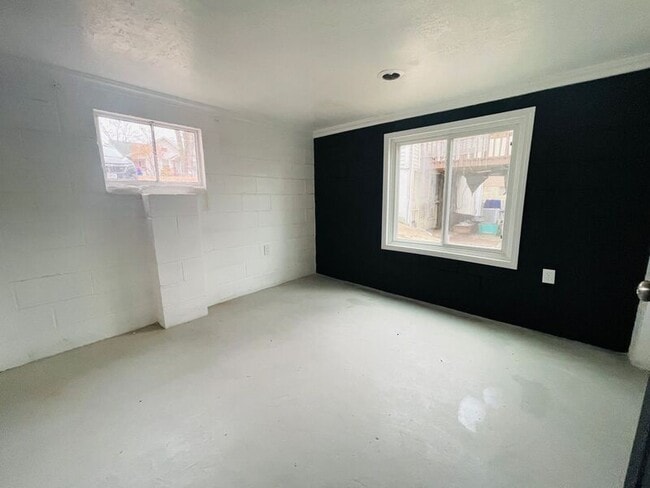 Building Photo - 902 S Cedar Ave