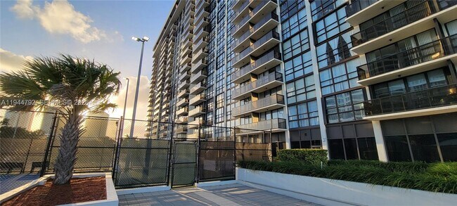 Building Photo - 600 NE 36th St