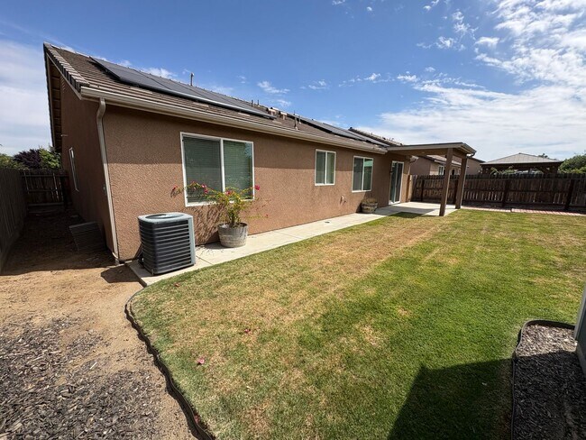 Building Photo - SE Visalia home Available Now!