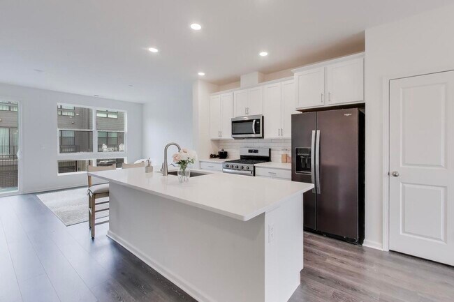 Building Photo - 2251 Venture Dr