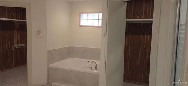 Building Photo - 11 Jasmine Ave W