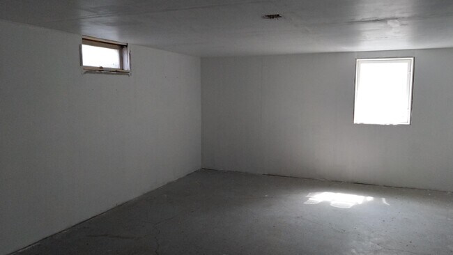 Building Photo - 1915 E Dodge St