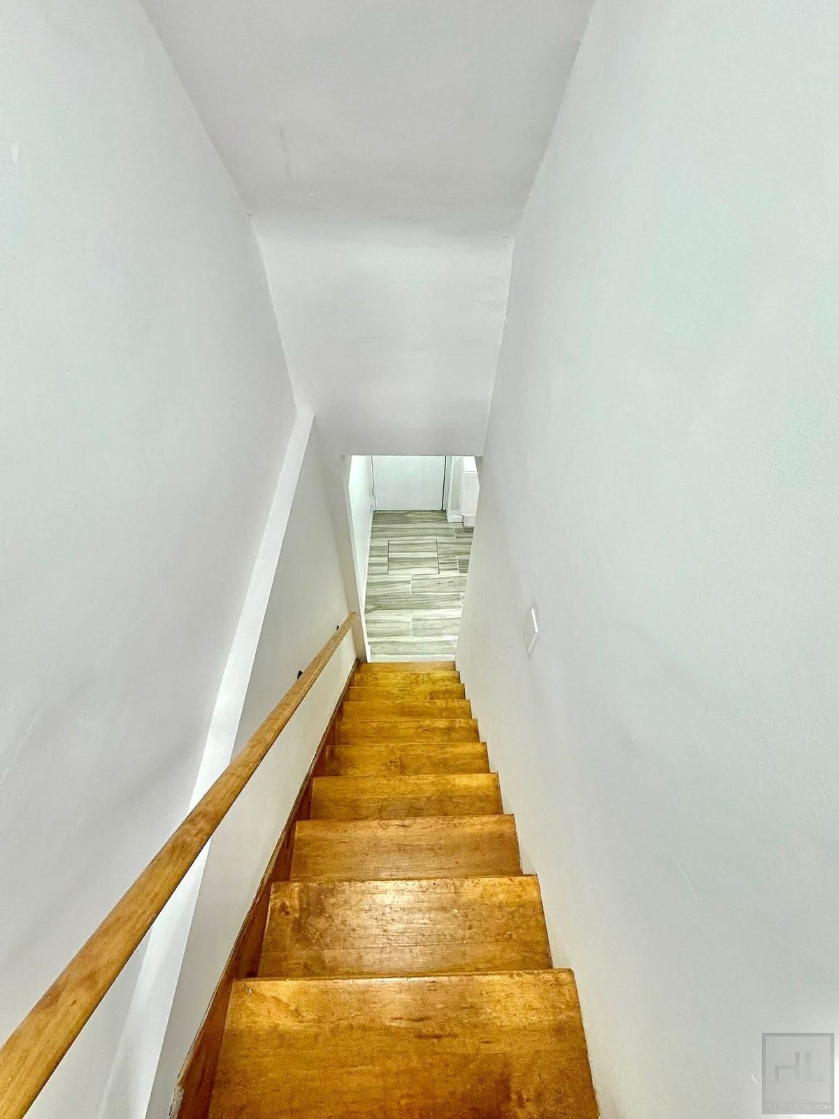 Building Photo - 32 STREET