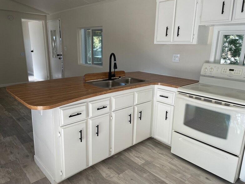 Building Photo - 9037 E Rancho Vista Dr
