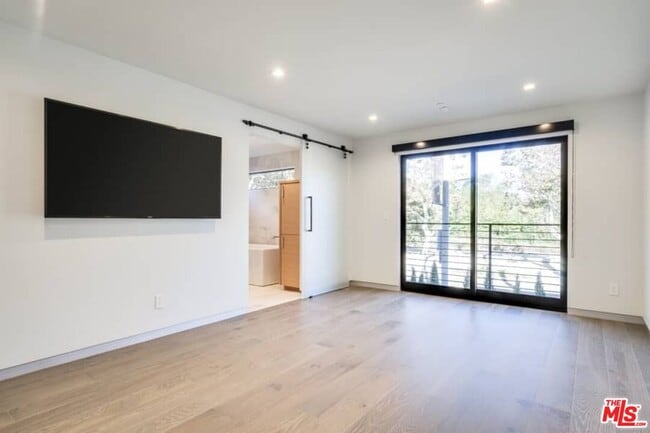 Building Photo - 456 S Venice Blvd