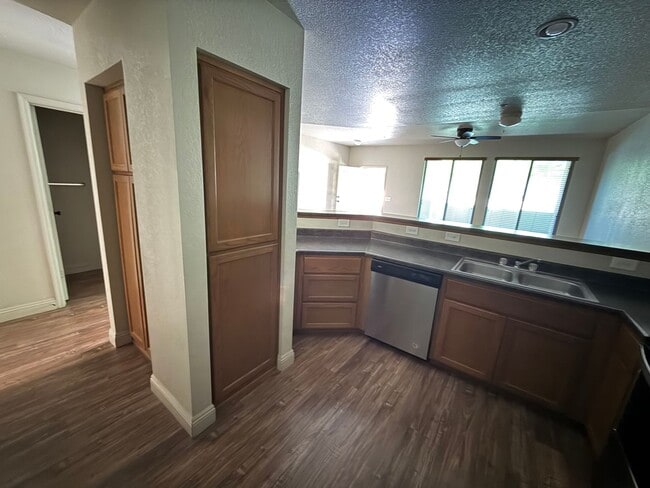 Building Photo - Luxury El Dorado Condo for Rent
