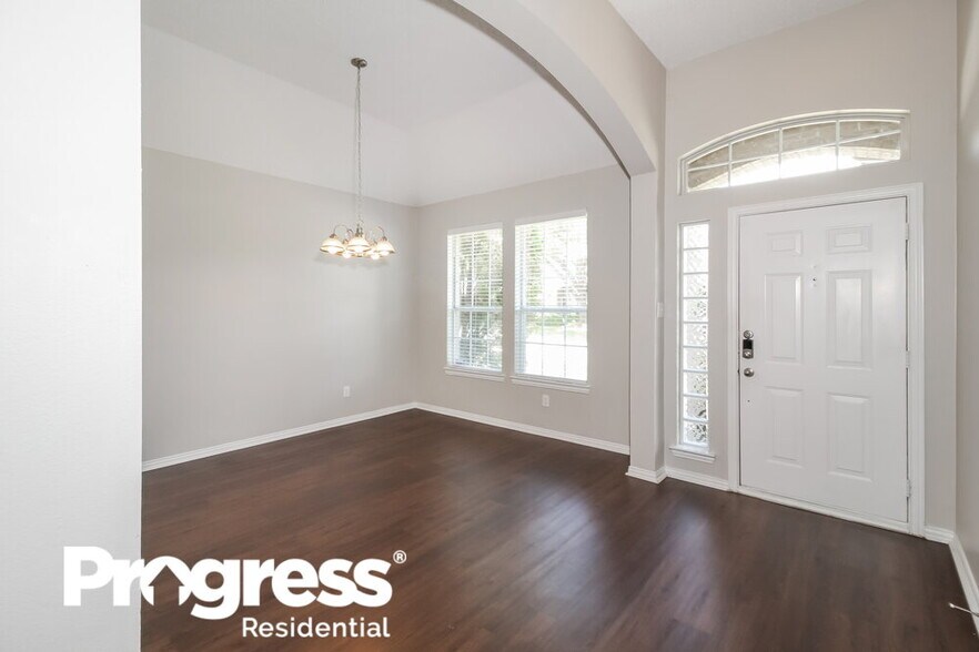 Building Photo - 828 Pinnacle Cir