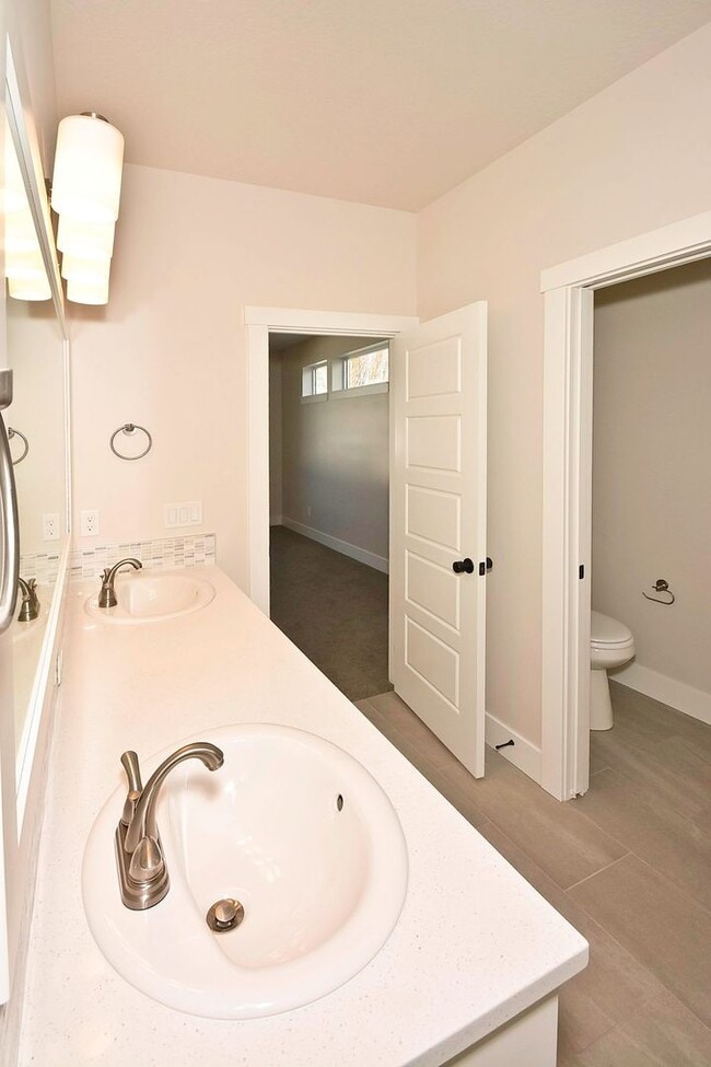 Building Photo - Centrally Located 3 Bedroom 2 Bathroom Home