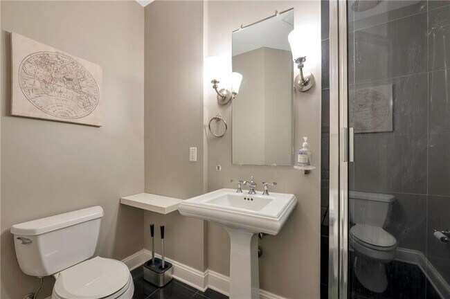 Building Photo - 2828 Peachtree Rd NW