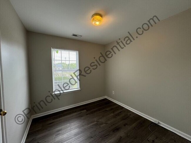 Building Photo - Charming 3 bedroom 2 bathroom home in Char...