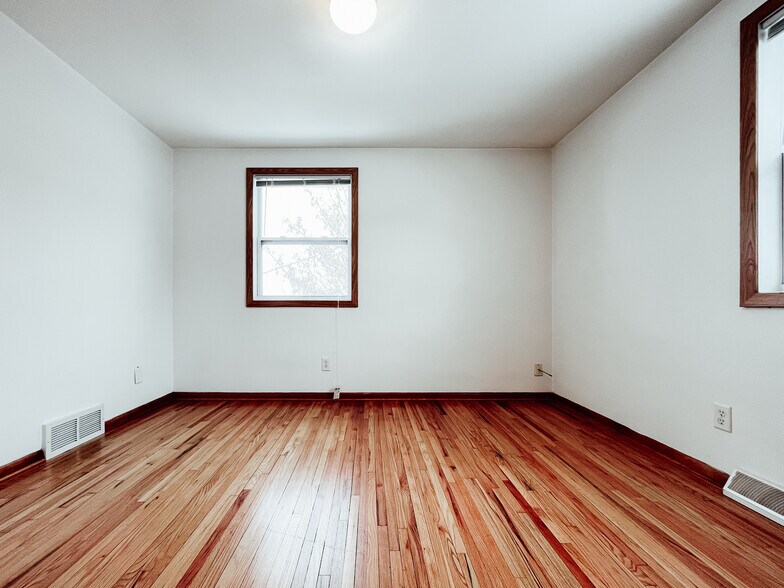 Building Photo - 921 Rainbow Dr
