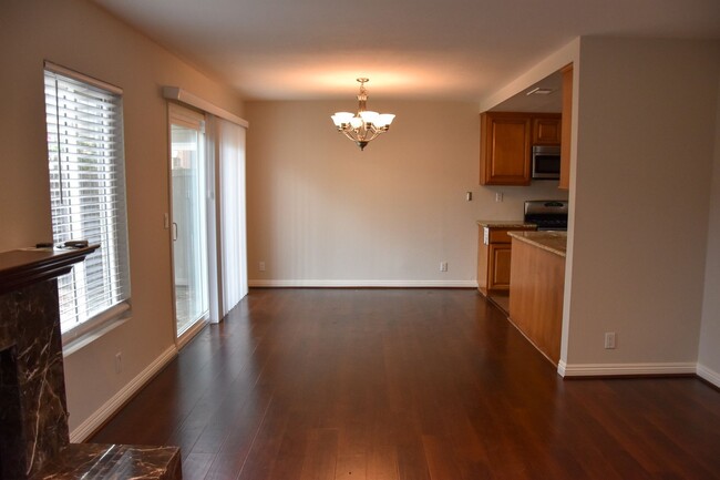 Building Photo - 3 Bedroom 2.5 Bath Hampton Court Condo Nea...