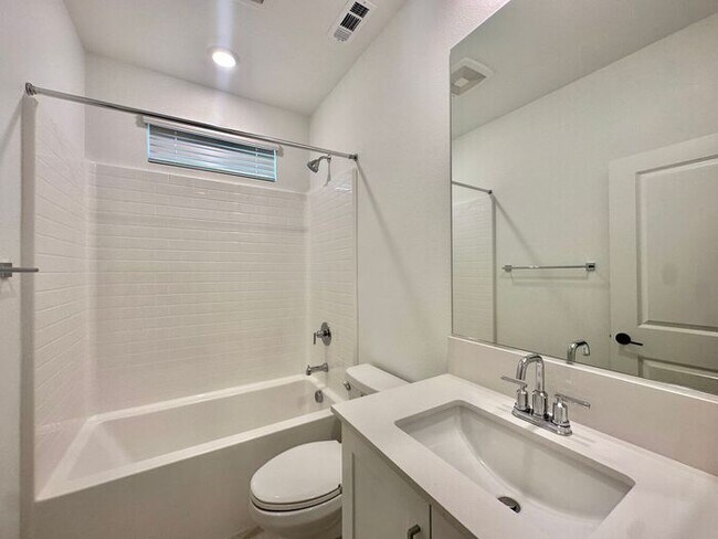 Building Photo - Modern 3BR Townhome in Ocean View Hills with Attached Garage & Open Floor Plan