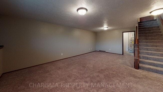 Building Photo - SPACIOUS AND AMENITY FILLED 3 BD, 2.5 BA T...