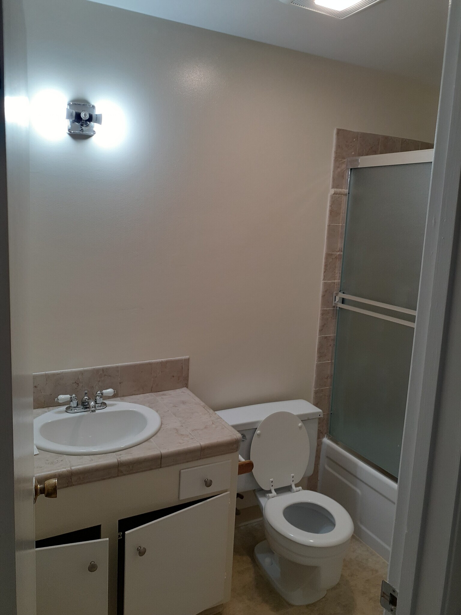 Building Photo - 3456 Redwood Ct