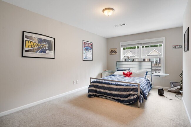 Building Photo - 3-Bedroom Townhome Available Eary July!