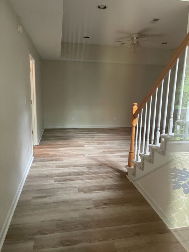 Building Photo - 253 Riverrun Dr