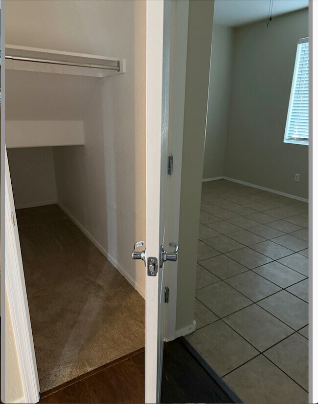 Building Photo - 996 E Cantebria Dr