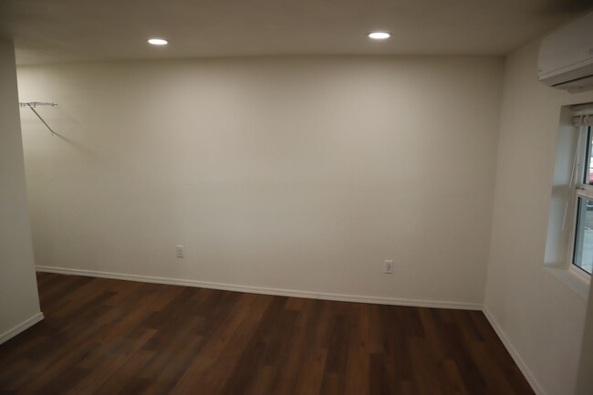 Building Photo - Fully Renovated, Cozy, and In Town!!!