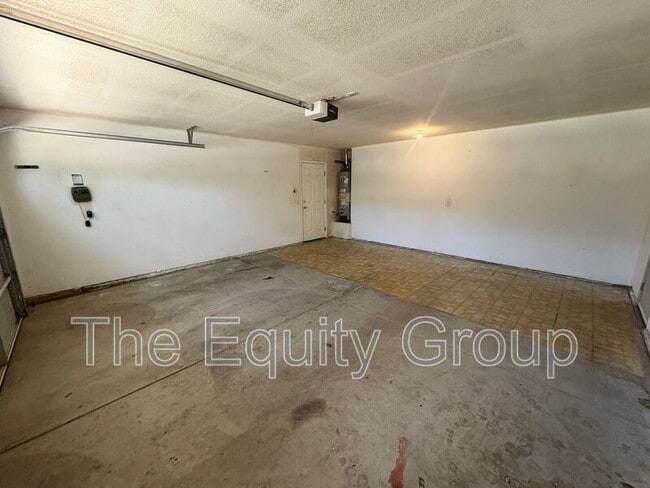 Building Photo - 3645 E Vista Dr