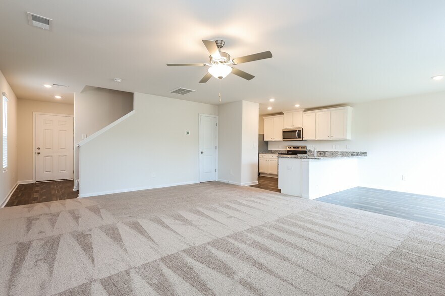 Building Photo - 2106 Southlea Dr