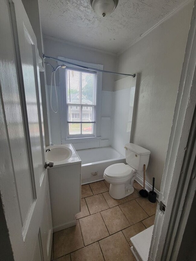 Building Photo - Cute Three Bedroom One and a Half Bath  Duplex in Historic Port Norfolk