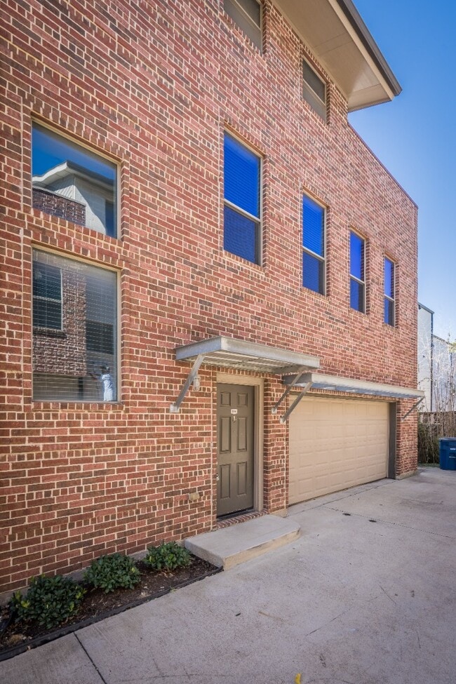 Building Photo - Henderson Ave Townhome with Rooftop Skyline Views
