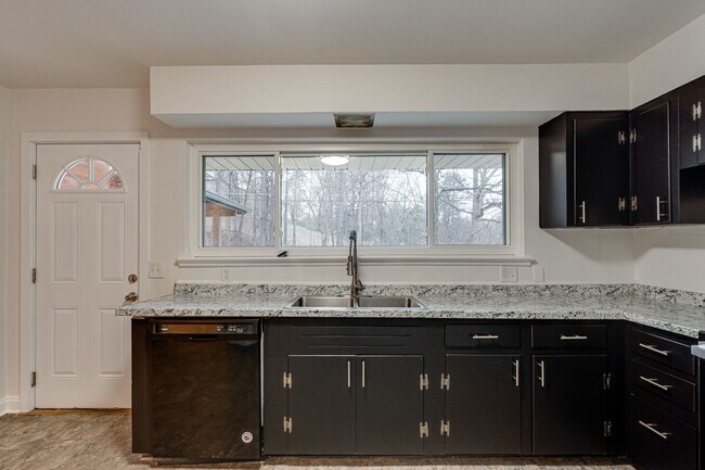 Building Photo - Three Bedroom Two Bathroom House For Rent