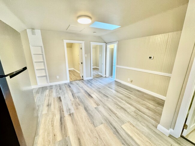 Building Photo - Cozy Oakland 2Bed/1Ba Home in a Private St...