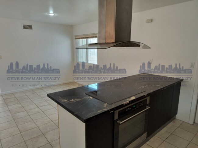 Building Photo - Charming 4-bedroom, 2-bathroom home located in the heart of San Diego