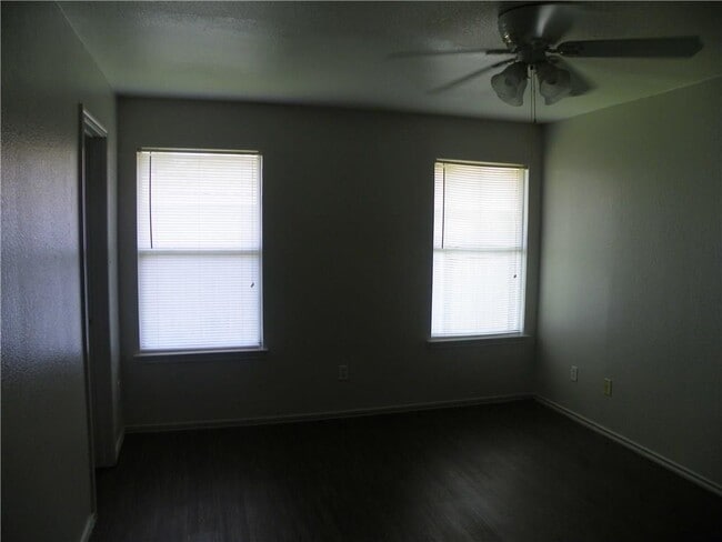 Building Photo - 2221 Creekside Ln