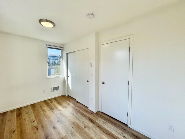 Building Photo - Spacious Modern Townhome in UD!!