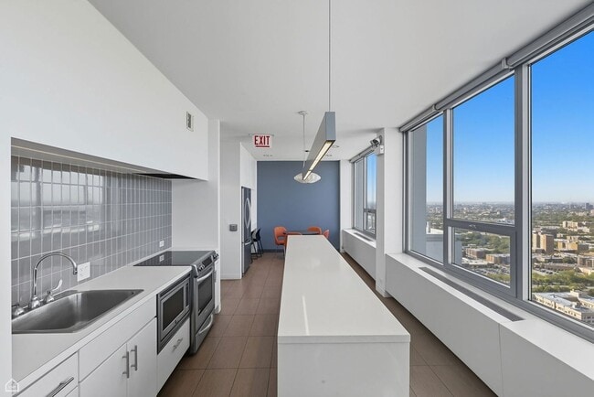 Building Photo - 1700 E 56th St