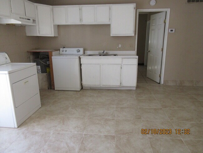 Building Photo - 2929 Elm Ave