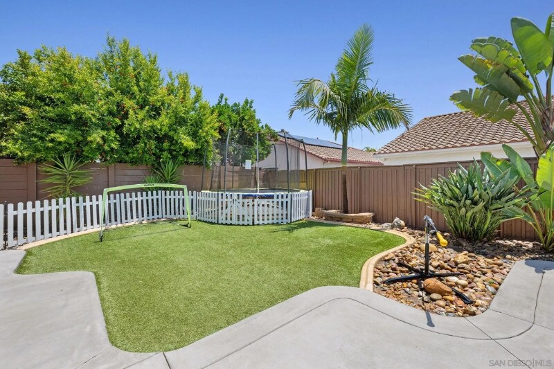 Building Photo - 3925 Estancia Dr