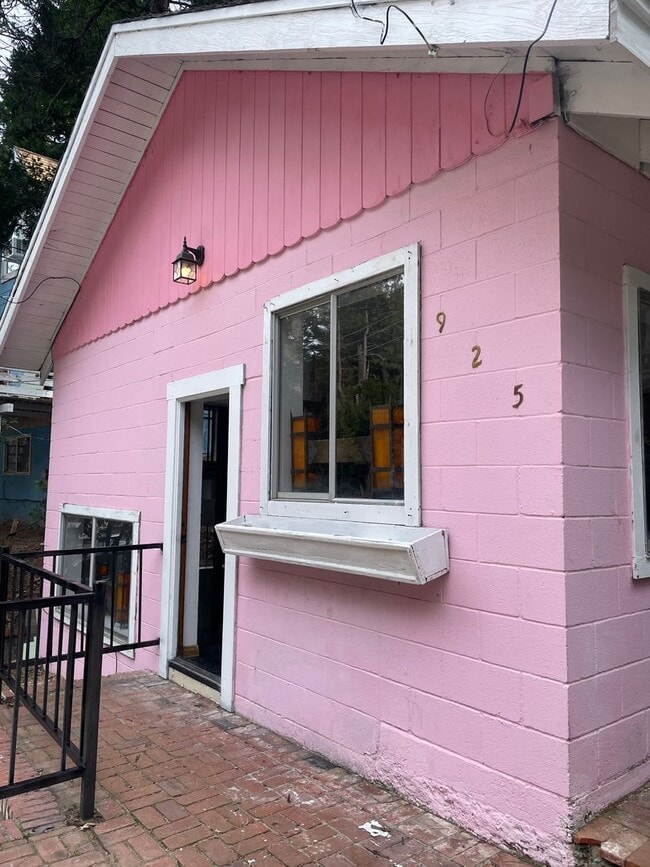 Building Photo - Adorable cottage!