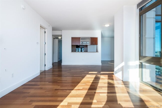 Building Photo - 175 Huguenot St