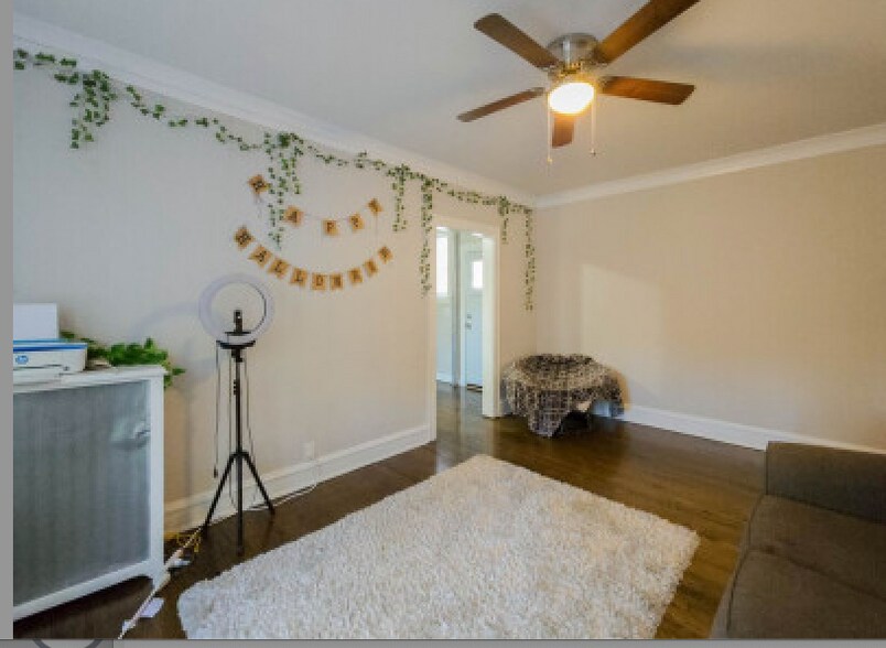 Building Photo - 5076 N Wolcott Ave