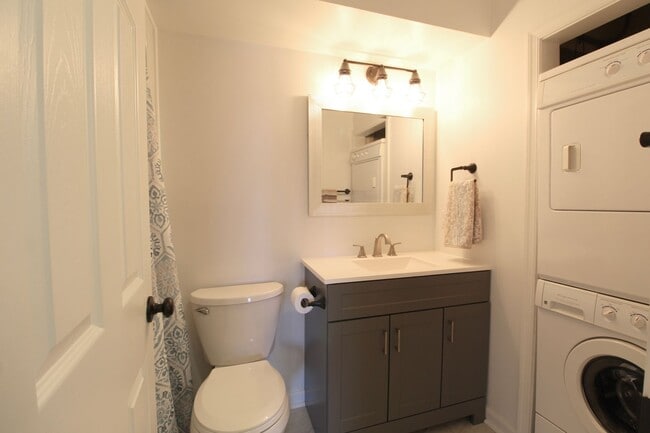 Building Photo - Top floor completely remodeled condo with open concept, vaulted ceilings and an electric fireplace!