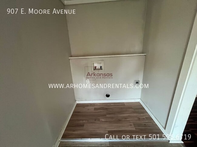 Building Photo - 907 E Moore Ave