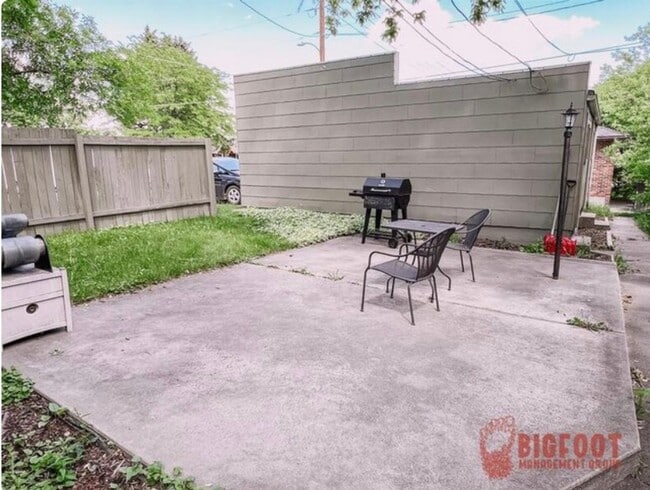 Building Photo - Hauser/Park Duplex