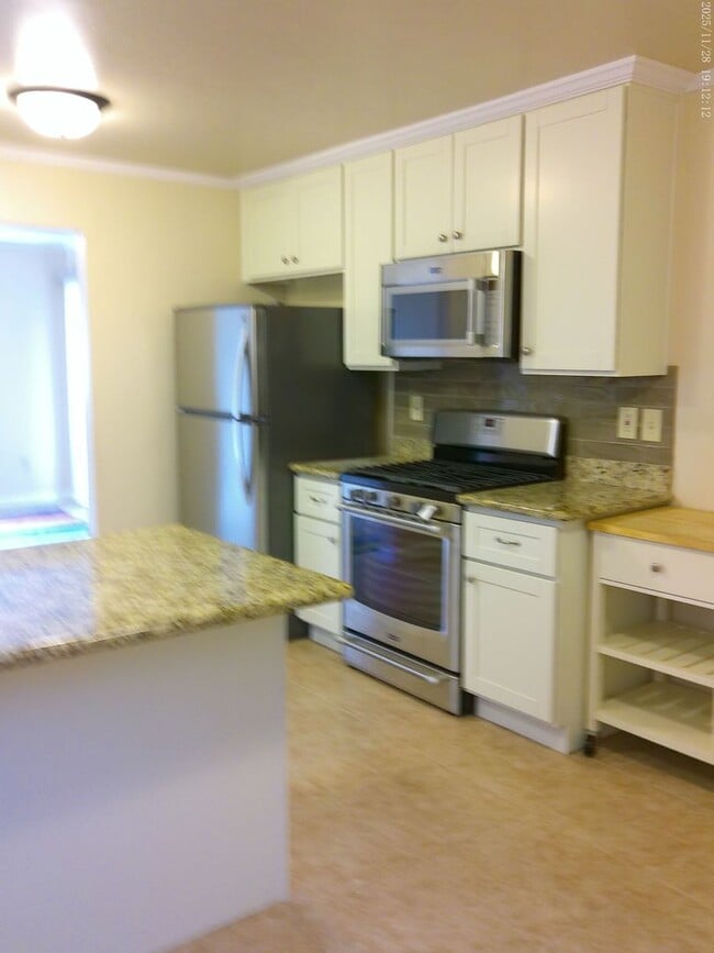 Building Photo - 726 Almond Dr