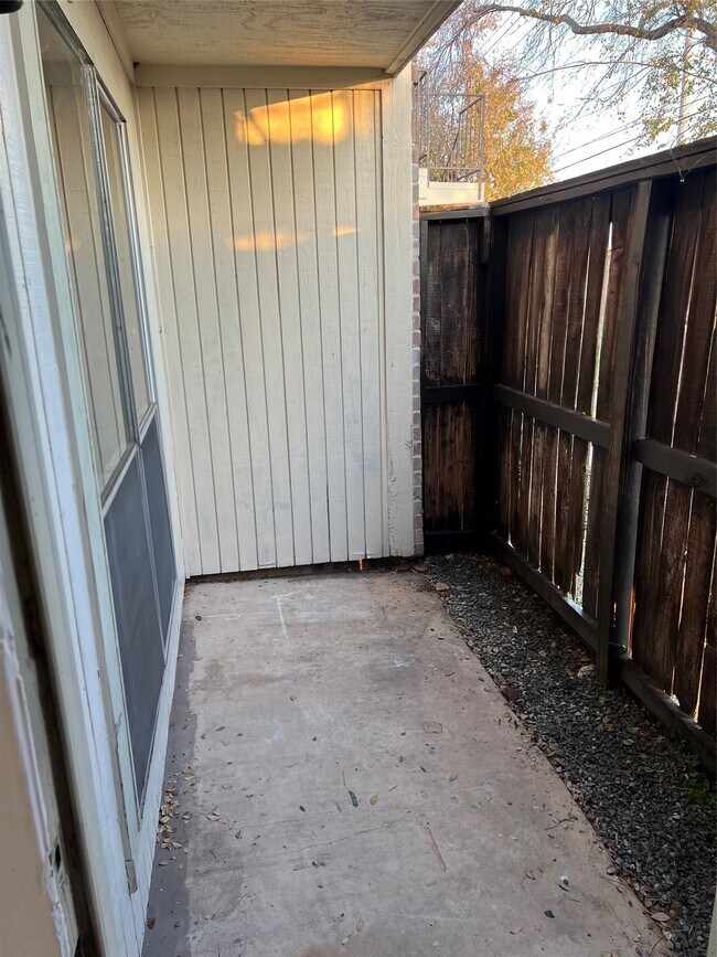 Building Photo - 3900 Woodchase Dr