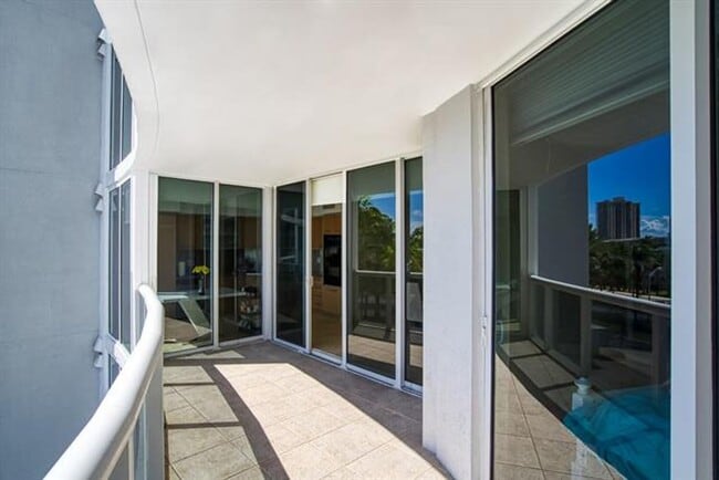 Building Photo - 18911 Collins Ave